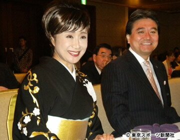 小林幸子と夫の林明男氏（右）