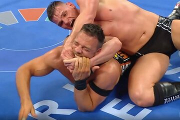 LAナイト(下)を変型クロスフェースロックでタップさせたグンター（©AbemaTV, Inc.）