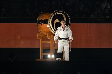 ウルフアロンのデビュー戦の入場で、和太鼓を叩いた鈴木桂治監督