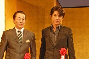 １４年ぶりにタッグを組む水谷豊と及川光博