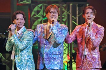 純烈。中央がリーダーの酒井