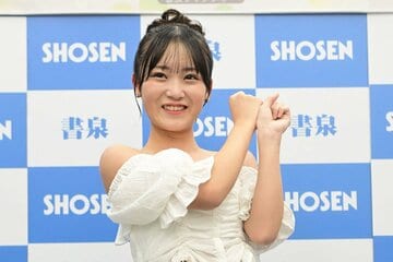野球好きとあって、素振りのポーズも披露したロージークロニクル・橋田歩果
