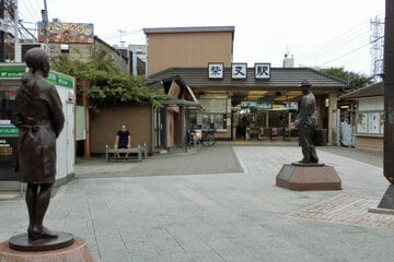 寅さんとさくらの銅像がある京成柴又駅