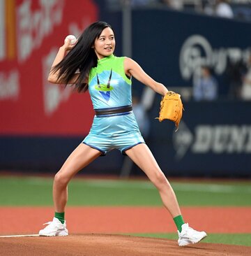 ホットパンツ姿で始球式に登板したこじるり