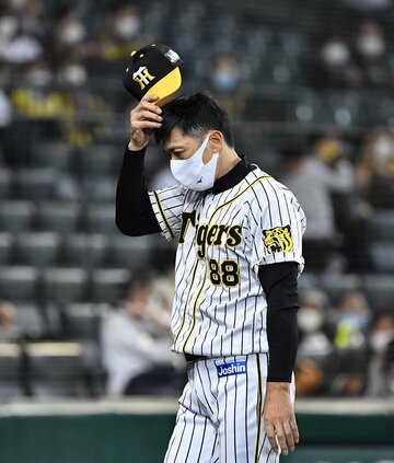  肩を落として引き上げる阪神・矢野監督（東スポWeb）