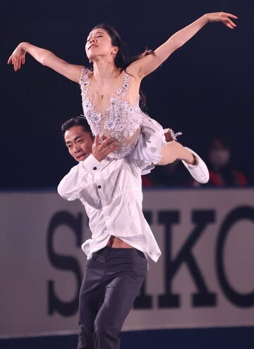  エキシビションに登場した高橋大輔（下）と村元哉中（東スポWeb）