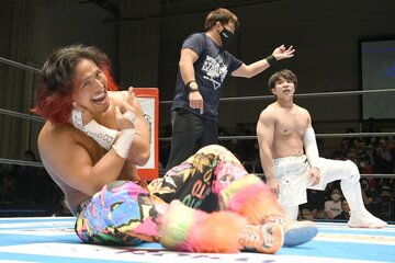  YOH(右)を丸め込み、してやったりのヒロム