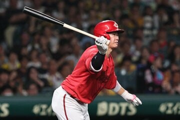 ８回にダメ押しタイムリーを放った広島・坂倉将吾