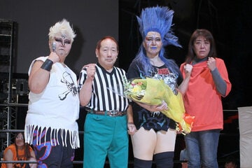 引退興行で（左から）ダンプ松本、阿部四郎、ブル、クレーン・ユウが再会（１２年１月）