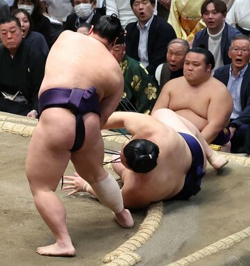 義ノ富士（左）の上手投げで土がついた大の里