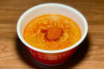 激辛と対比を描く小麦粉の風味と甘さも魅力
