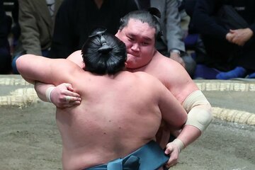 〝因縁〟の錦木（手前）に完勝した照ノ富士
