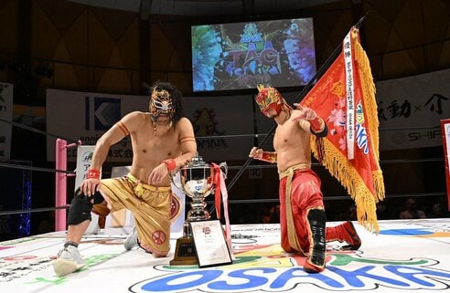 大阪プロレス】SUZAKU、TiiiDA組 パウダー攻撃を間一髪！大逆転で
