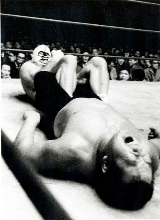 魔王の足４の字固め地獄に耐える力道山