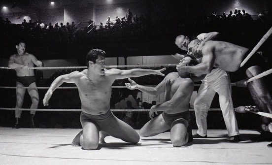 マイヤース（中）を空手チョップで攻める猪木。ストンパー（右）が援護（１９６４年５月、米カンザス州カンザスシティー）
