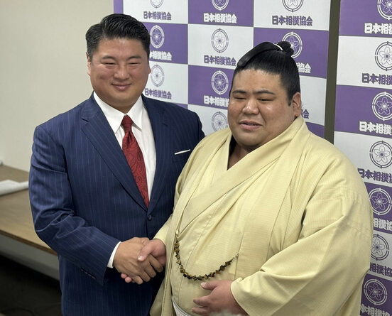 中村親方（左）と嘉陽