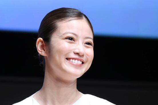 笑顔を浮かべる今田美桜