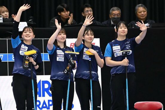 歓声に応えるSC軽井沢クラブの(左から)上野美結、金井亜翠香、上野結生、川田亜依-(©JCA/H.IDE)