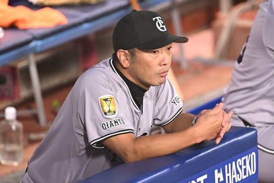 試合を見守る阿部監督