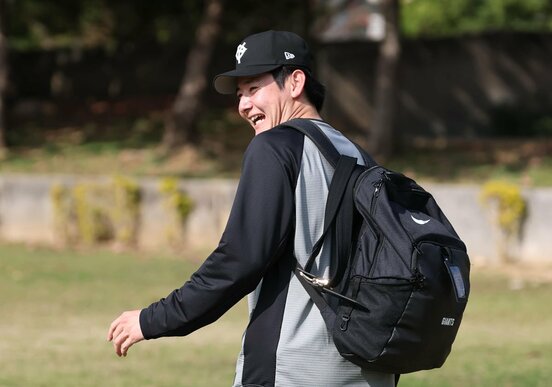 竹丸和幸を拍手で送り出す投手陣