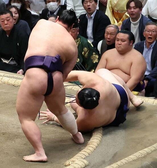 義ノ富士（左）の上手投げで土がついた大の里