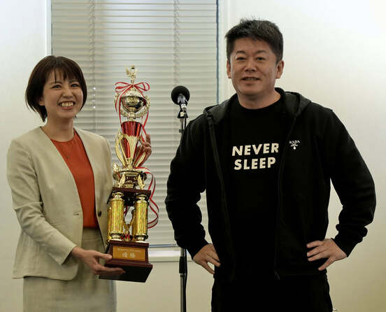  N-1で優勝した山崎藍子氏（左）と審査委員長を務めたホリエモン（東スポWeb）