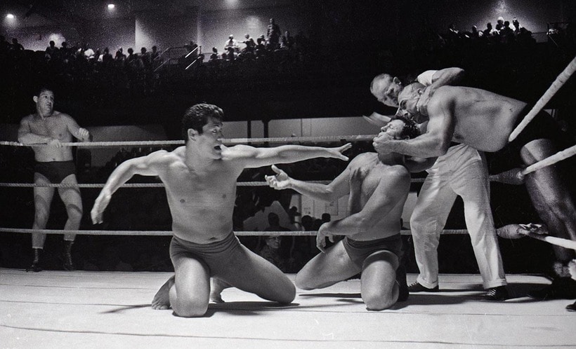 マイヤース（中）を空手チョップで攻める猪木。ストンパー（右）が援護（１９６４年５月、米カンザス州カンザスシティー）