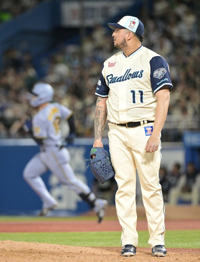 ９回、坂本（左）にしホームランを浴びたキハダ