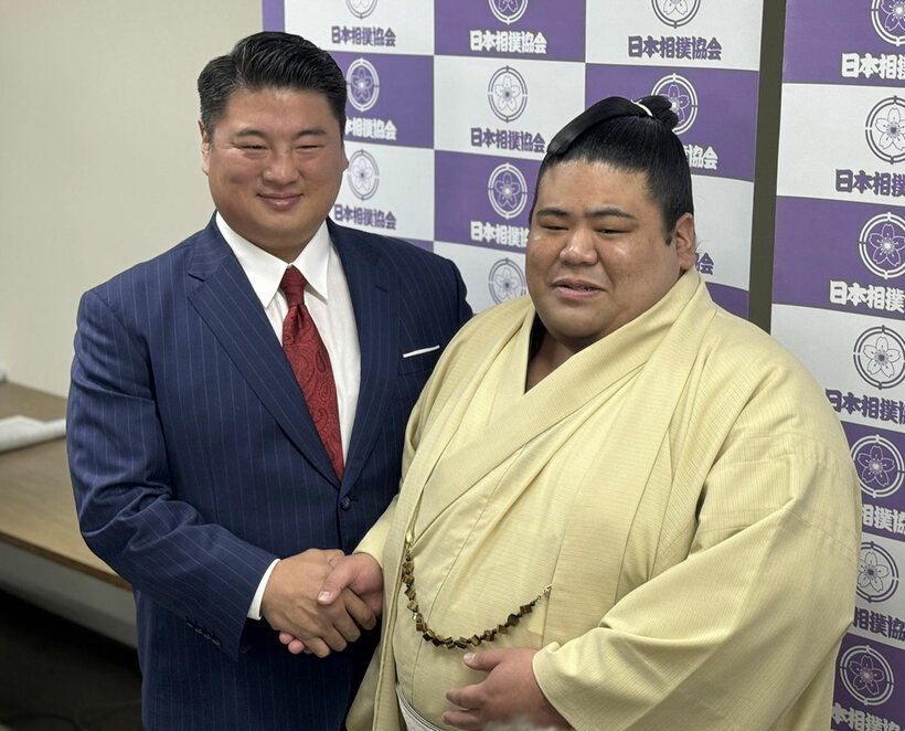 中村親方（左）と嘉陽