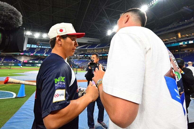 吉田正尚（左）とラーズ・ヌートバー