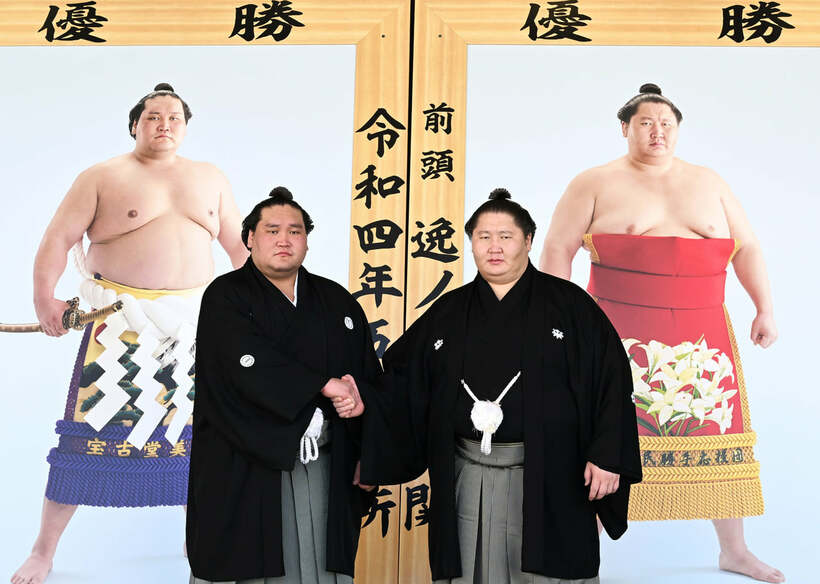  優勝額贈呈式で記念撮影に応じる照ノ富士（左）と逸ノ城(代表撮影）
