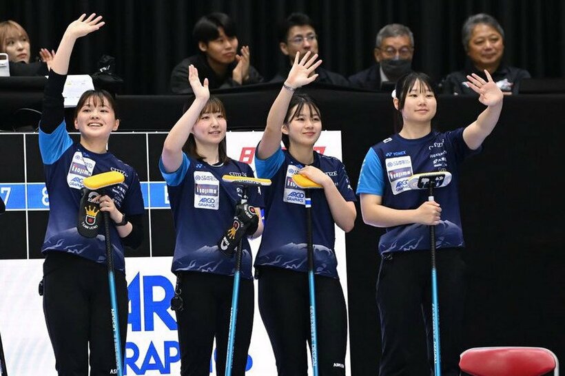 歓声に応えるSC軽井沢クラブの(左から)上野美結、金井亜翠香、上野結生、川田亜依-（©JCA/H.IDE）