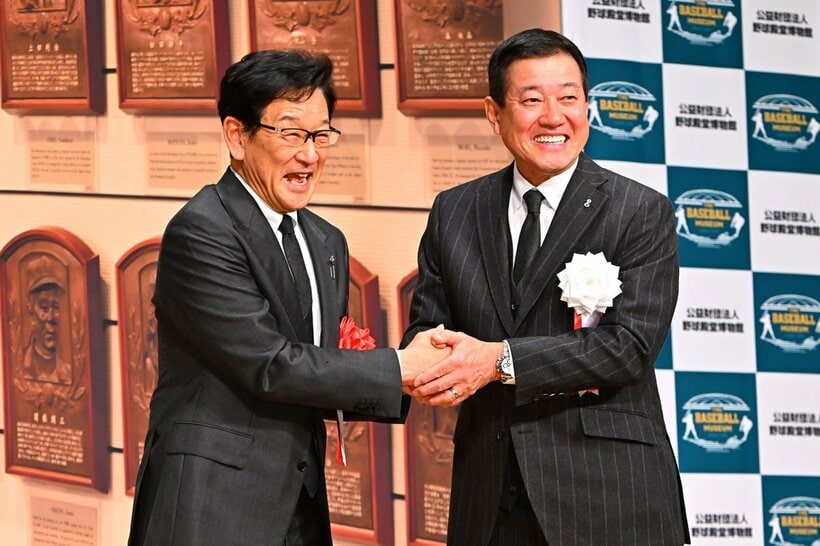 栗山英樹氏（左）を祝福した原辰徳氏