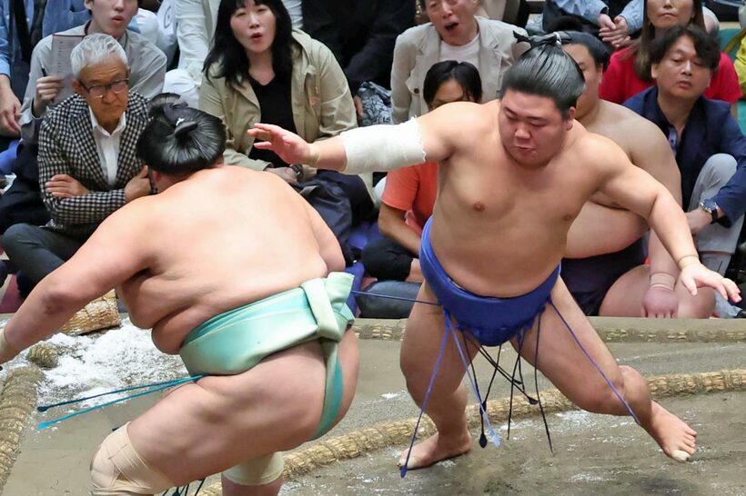 敢闘賞の新関脇藤ノ川（右）