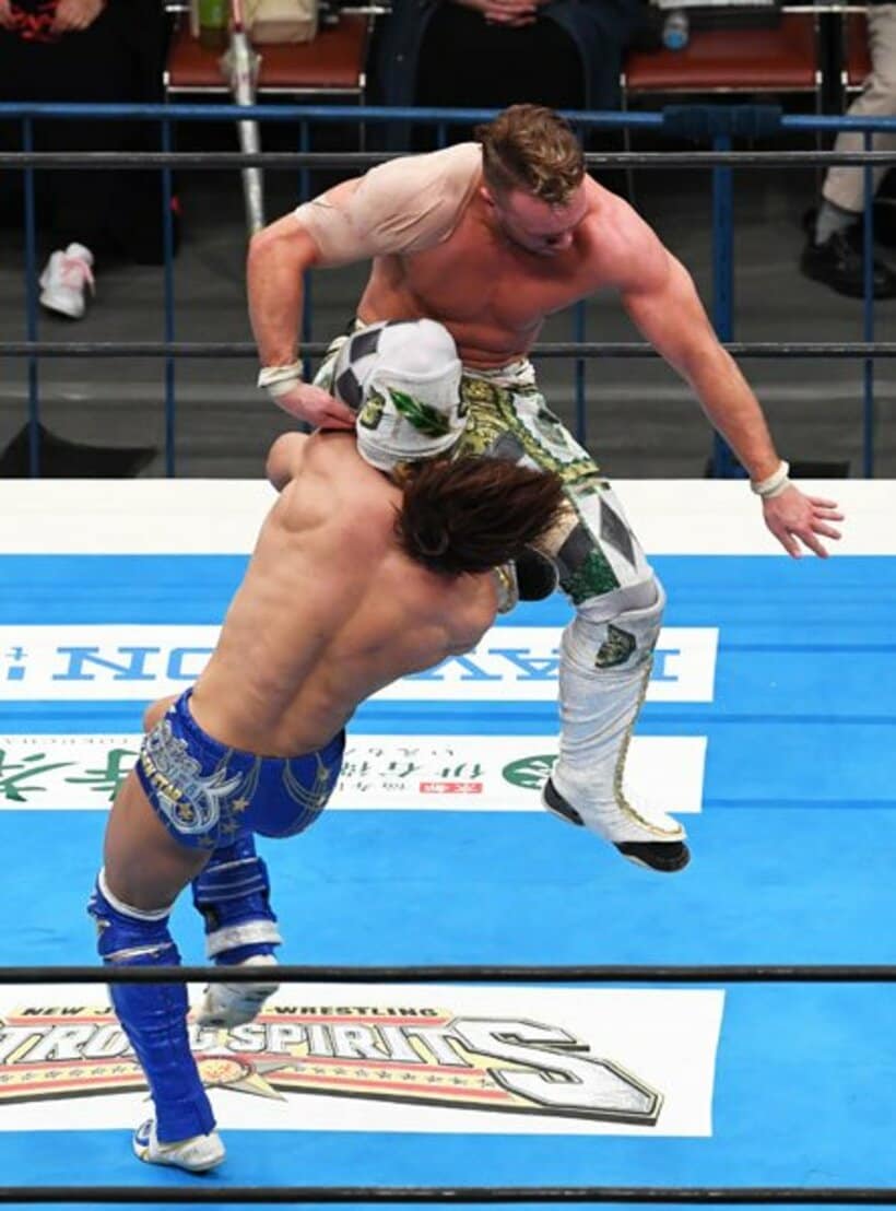  飯伏の顔面に膝をいれるオスプレイ