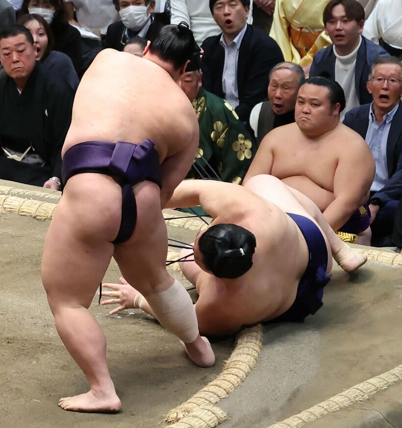 義ノ富士（左）の上手投げで土がついた大の里