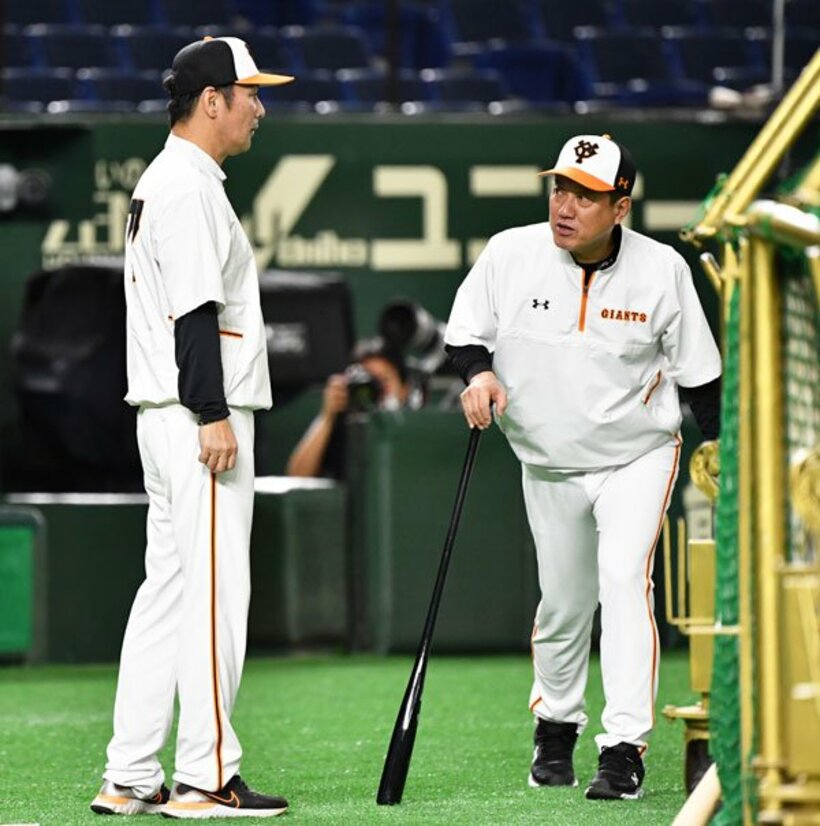  原監督（右）と話す巨人・元木ヘッド