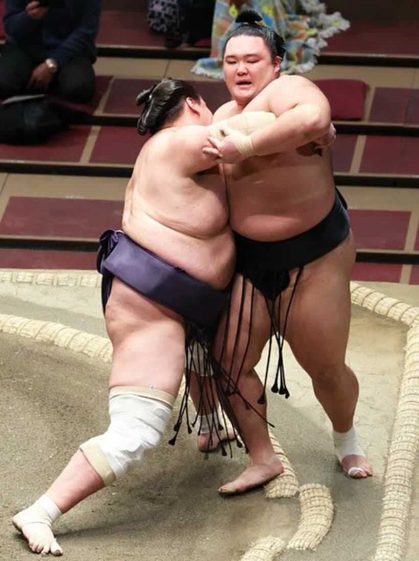  照ノ富士に敗れた朝乃山（右）