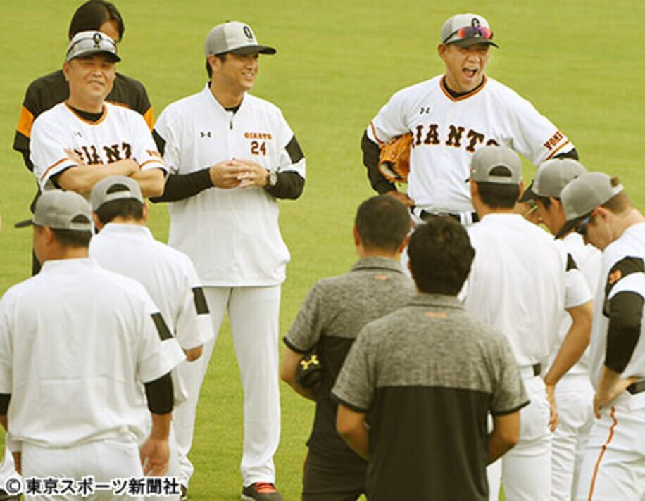 円陣を組む（左）から村田真ヘッド、由伸監督、斎藤投手コーチ