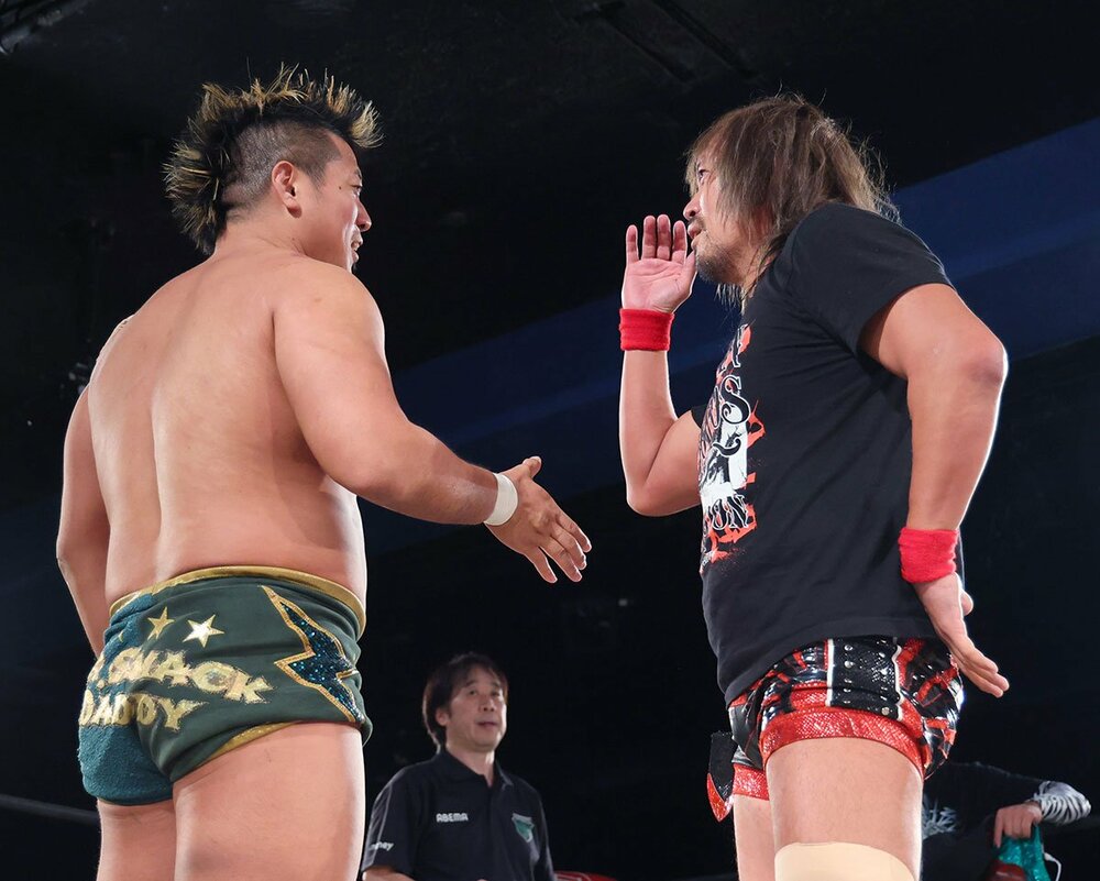 稲村愛輝(左)との握手を拒否する内藤哲也