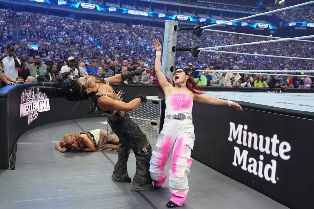 イヨ・スカイ（右）はミチンに掌底アッパーをくらわす（©WWE）