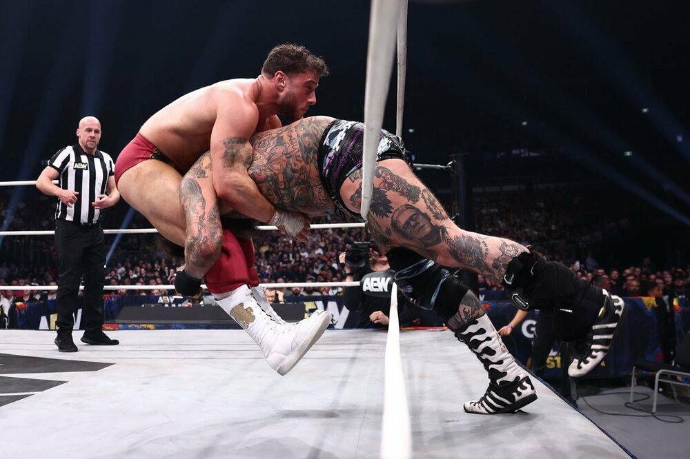 ブロディ・キング(右)にヒートシーカーを決めるMJF(©All Elite Wrestling)