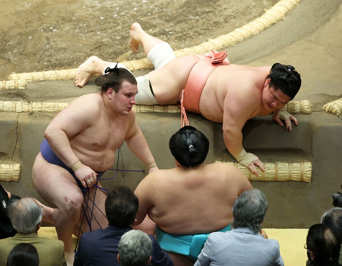 最後は土俵下まで転がった安青錦(左)