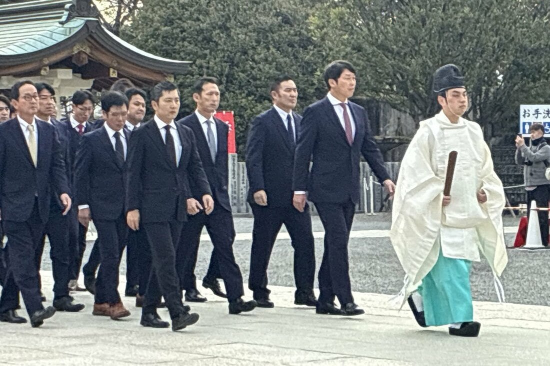護国神社で必勝祈願を行った広島・新井監督(右から２人目)