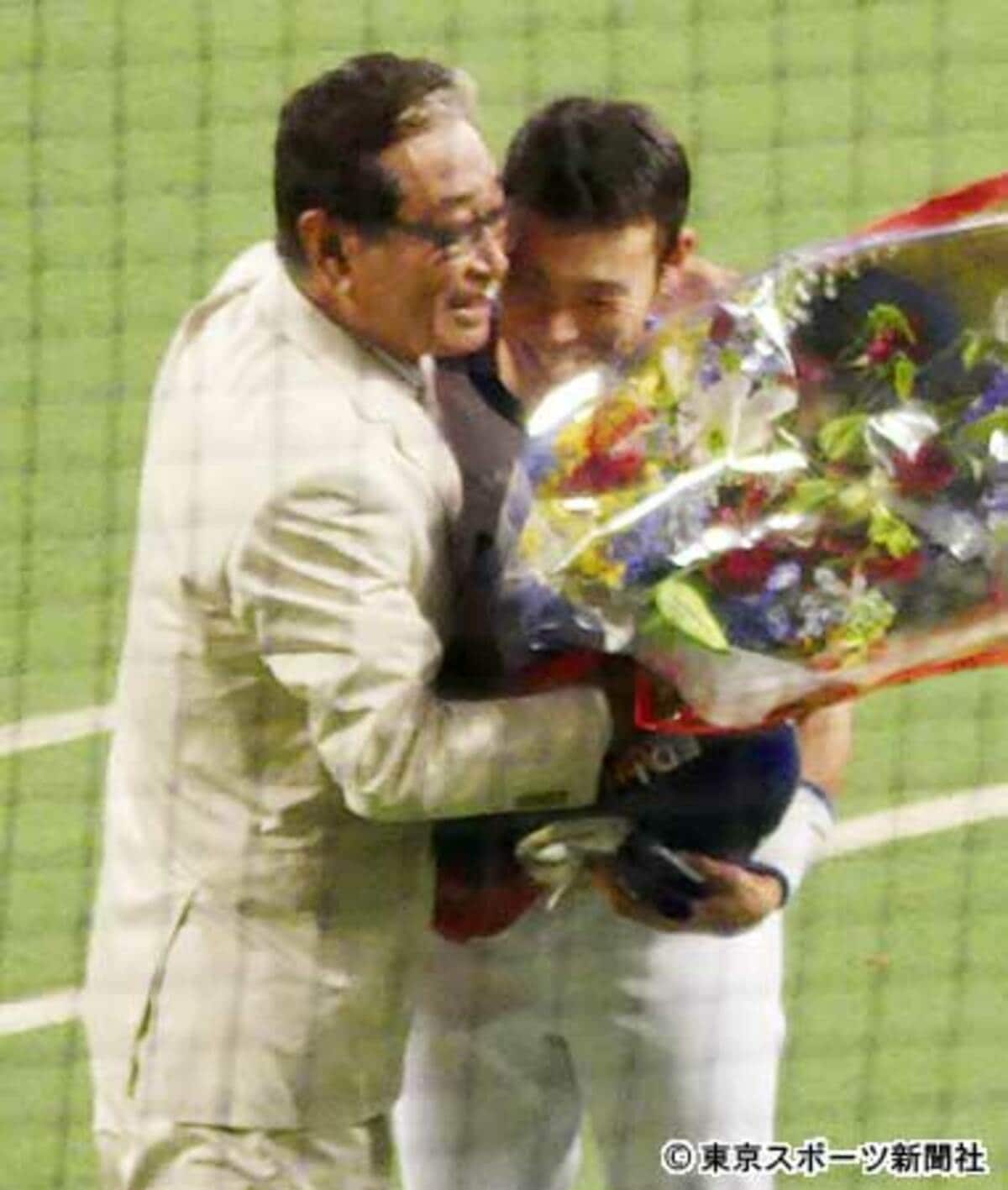 2000安打達成の中日・荒木 星野仙一氏が花束贈呈 | 東スポWEB