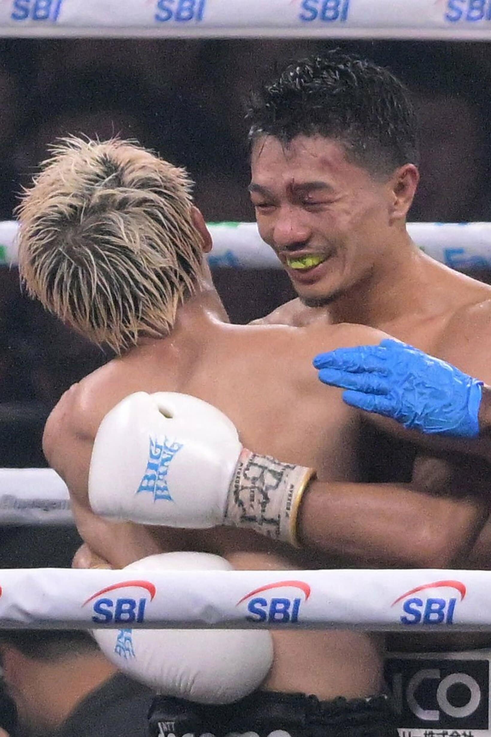 試合を終え健闘をたたえ合う中谷潤人(奥)と井上尚弥