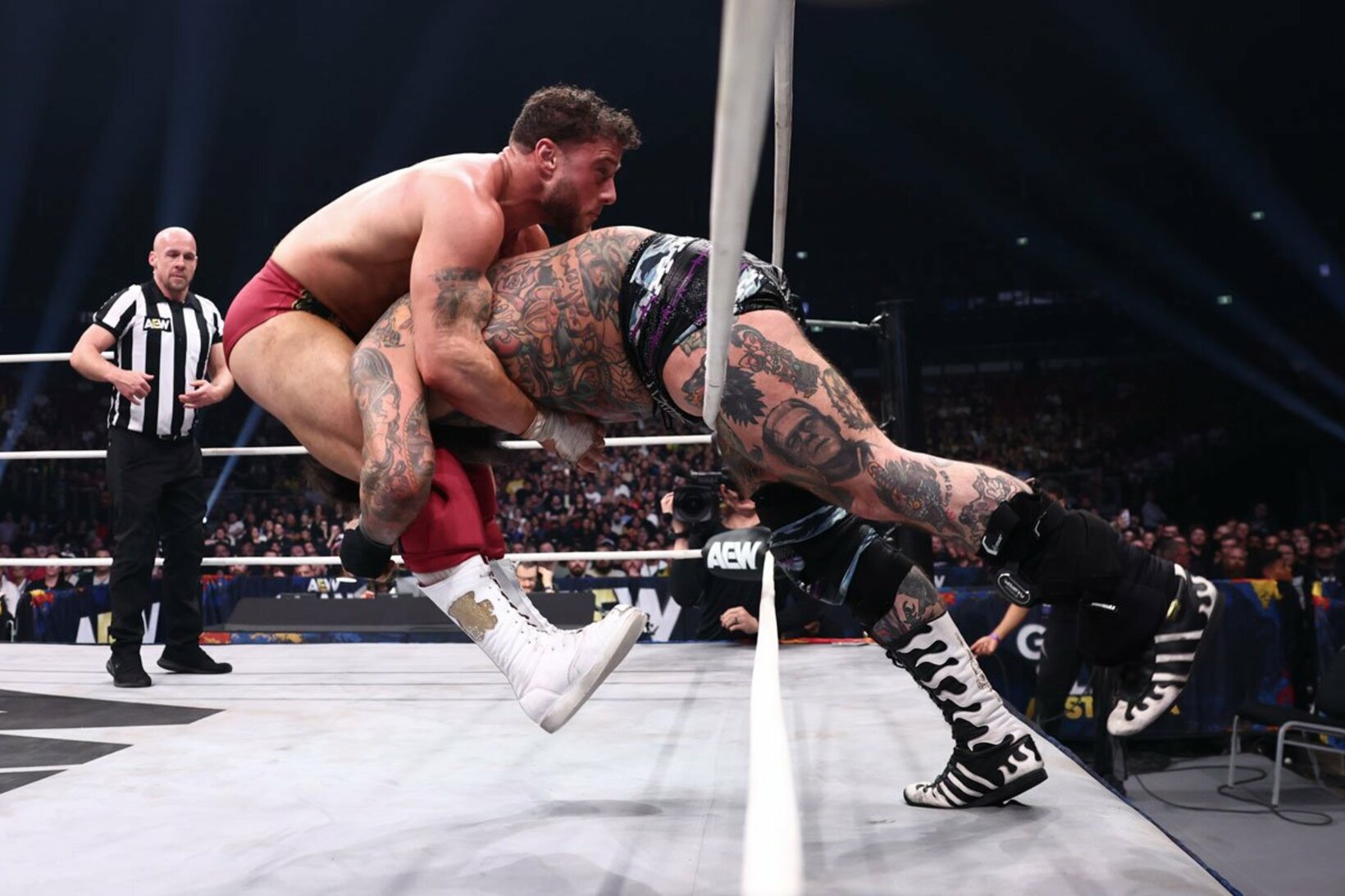 ブロディ・キング（右）にヒートシーカーを決めるＭＪＦ(©All Elite Wrestling）