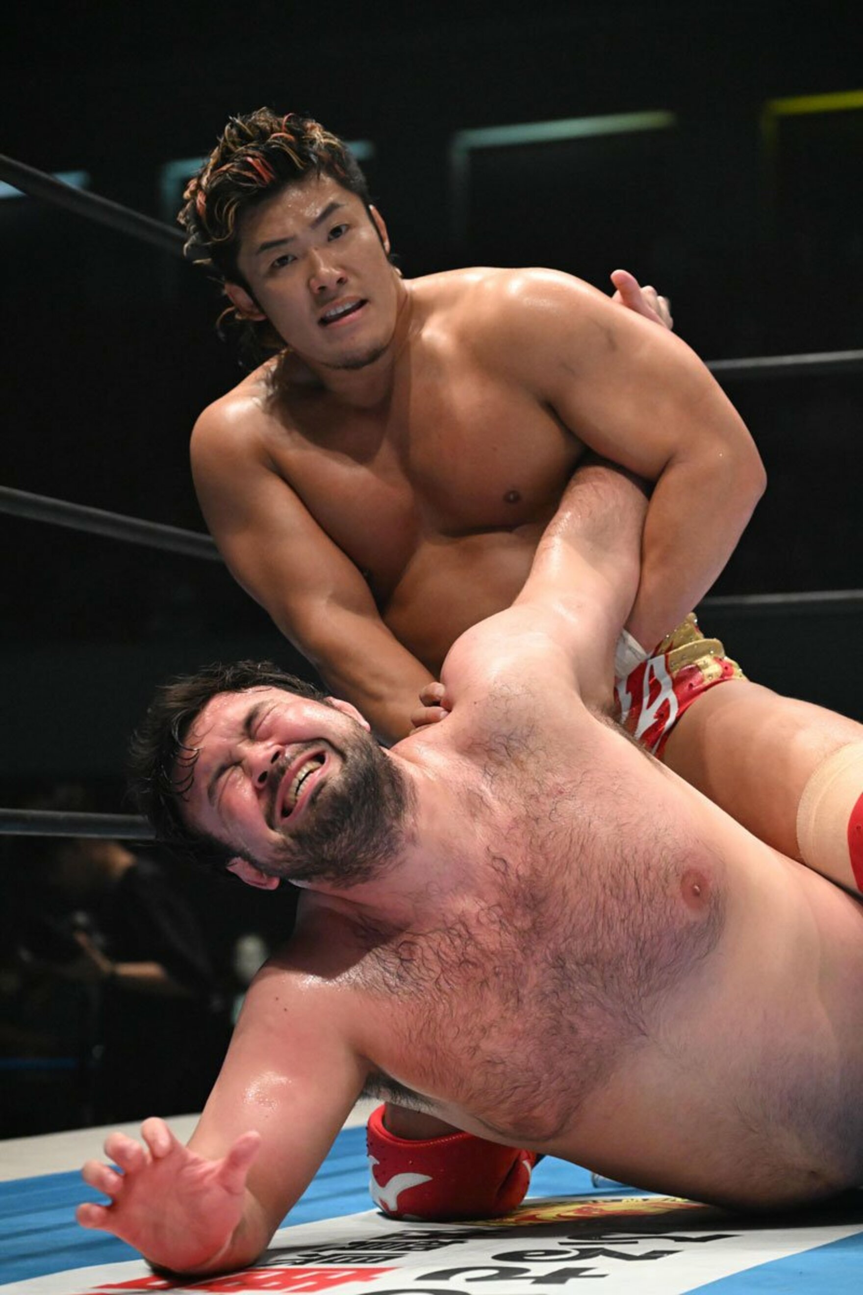 上村優也(上)にキャリアの差を見せつけられたウルフアロン