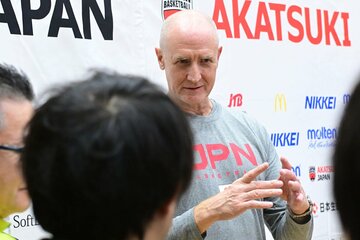 取材に応じるトム・ホーバス監督