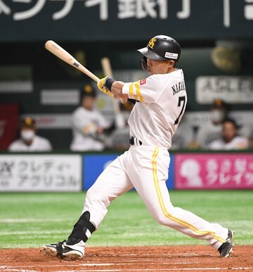  初回、先制のタイムリーを放つ中村晃（東スポWeb）